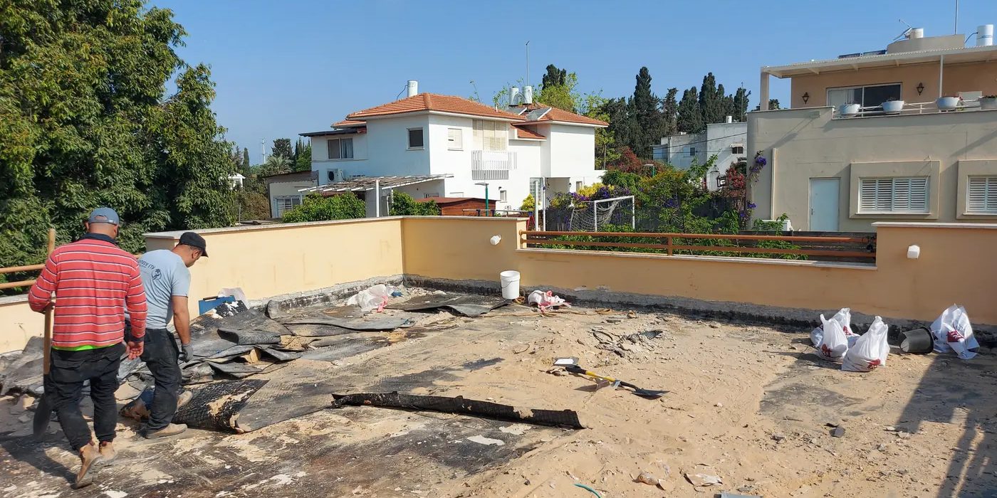 צוות נ.ת איטומים בעבודה על גג