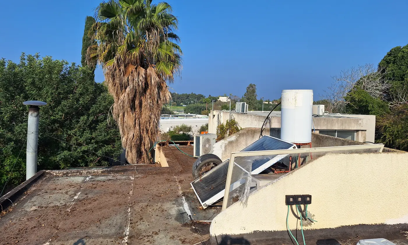 גג בית פרטי בקיסריה לפני טיפול